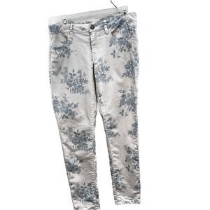 American Eagle white jeans with blue roseso